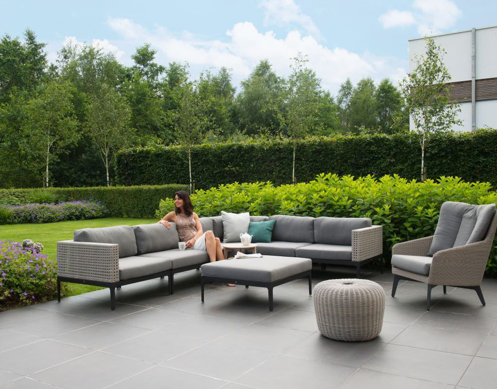 4 Seasons Outdoor Triana loungeset hoekbank met 4 Seasons Outdoor luxor loungestoel en 4 Seasons Outdoor donut